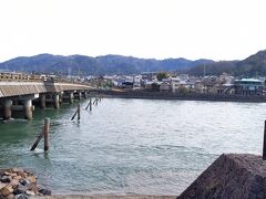 宇治川です。

たぶん修学旅行で来ているとは思うのですが、大人になってからの京都旅行では初めて宇治に来ました。