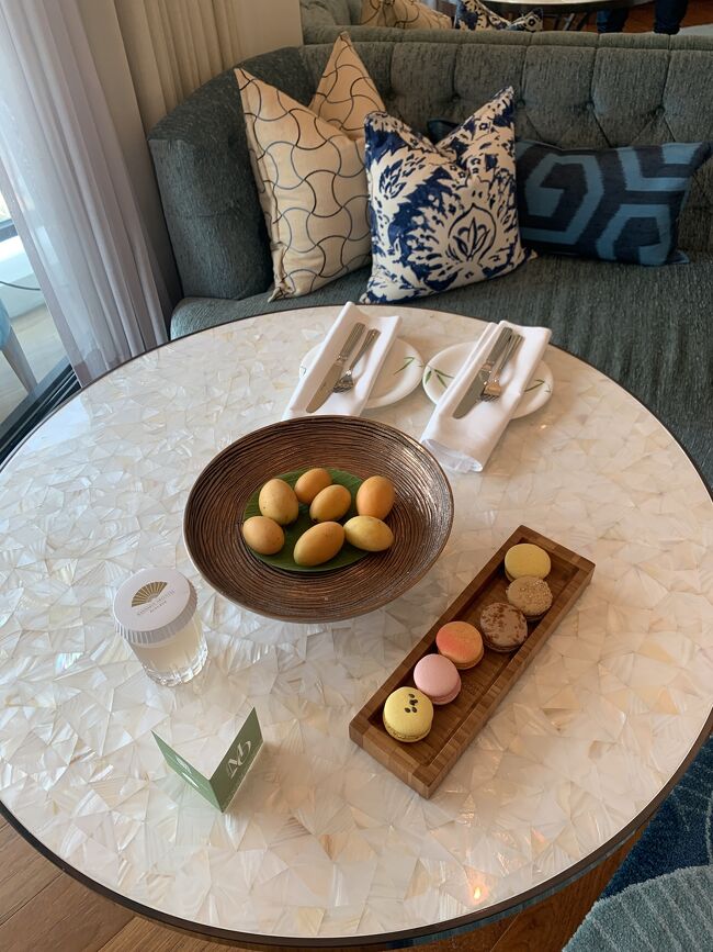 ウェルカムフルーツは多分マンゴーの小さいヤツだと思う。<br />あと、マカロン。<br />次の日はリンゴが置いてありました。