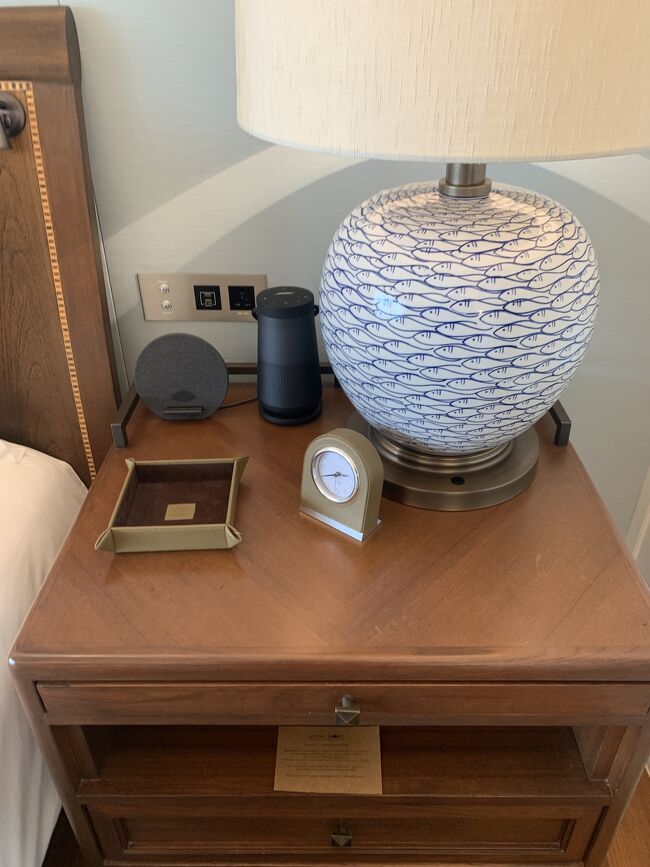 ベットサイドにはコンセントもありますよー<br />bluetoothスピーカーも。
