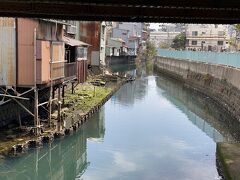 【ここはどこ？...アジアか～い!?】

ドブ川の上に、現代の日本とは思えぬ、壮絶なバラック....