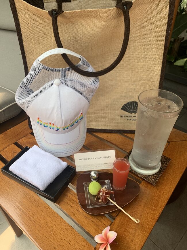 おしぼりとお水にジュースと生ハムメロン<br />アイスリームのサービスもあったりしました。