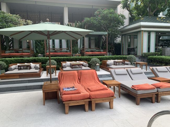 プールサイドのベットも手早く用意して下さる。<br />