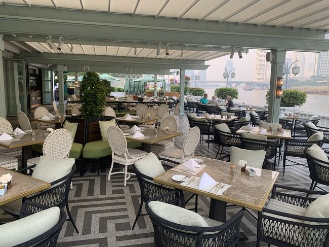 朝ご飯込みのプランで予約したので<br />川沿いのレストランで