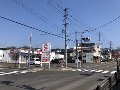 花水坂駅前の交差点。右方向が飯坂温泉駅や飯坂温泉街。これから左方向へ進む。