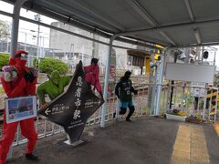 伊賀市の上野市駅に到着！上野市駅は伊賀市内の主要駅である上野市駅は忍者市駅の愛称もあります。駅構内に伊賀鉄道の本社が併設されています。駅の近くには三重交通のバスターミナルがあり、近隣の各地区への路線バス、名古屋・大阪への高速バスや東京への夜行高速バスが運行されています。（Wikipedia参照）観光客誘致に向けて「ニンニンニン」の語呂合わせで「忍者の日」とされる２月２２日、三重県伊賀市で運行している伊賀鉄道に「忍者線」と「忍者市駅」が誕生しました。（朝日新聞参照）駅には忍者のマネキンがあり、お出迎えしている感じでした。