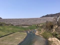 反対側はダム堤。摺上川ダムまたは茂庭っ湖と書いて、もにわっこというダムだ。