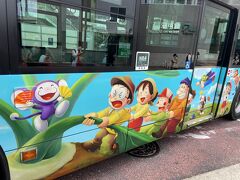 チェックアウト後は電車とバスを乗り継いで藤子不二雄ミュージアムへ行く。
駅からミュージアムへの直通バスはドラえもんデザイン。