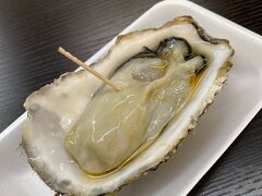 道の駅　舞鶴港とれとれセンター
https://toretore.org/

最近生ガキ食べてないなぁ・・・pacorinはめちゃくちゃ牡蠣好きなのです。生ガキが一番好きなのですが、意外にいただくチャンスがなくて。これは舞鶴産じゃなくて、岩手県産の大きな牡蠣。1個600円もするけど、食べちゃお♪ポン酢をたらして、つるーんといただきました。うまーい♪