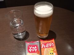 一番機で長崎へ移動なので、始発電車で羽田空港へ到着
今回はプライベート旅行なので機内で朝寝できるよう、朝からラウンジでビールで一杯
