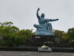 平和公園で平和祈念像を訪問
思っていたよりも大きい像で、ここでも世界平和を祈念