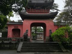ホテルのチェックインは15時なので、もう少し観光をと15分弱歩いて中国様式寺院としては日本最古の崇福寺へ