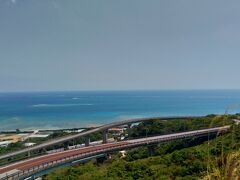 ここ2回の沖縄旅行で最初に訪れているのは、ニライカナイ橋。
主人はこの景色がお気に入りのようです。

今日もお天気が良くて、海が美しいです。
