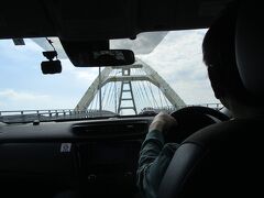 沖縄自動車道。終点の許田インターまで乗って、海岸沿いの道を進み瀬底大橋を渡ります。