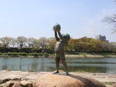 駐車した場所のすぐ近くにも『カムカムエブリィバディ』の聖地があるのです！

これは『水辺のももくん』
桃を掲げでるんですねー
 平成元年(1989)岡山市制100周年を記念し、おかやま市民のシンボルとして建てられた像なんだって。