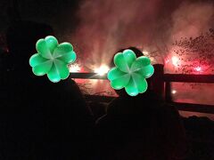 クライマックス近くのポイントです。硫黄の匂いが立ち込め、真っ赤なプロジェクションマッピングが展開されます。ボコボコと沼の中が湧きあがって来ているのが見えました。ここはボッケと呼ばれる泥火山のようです。明るくなったらまた明日、改めてこの遊歩道に来てみようと思いました。