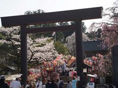 開成山大神宮です。
桜祭りで賑わっているようです。夜にはライトアップもされます。
