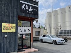 私達はラーメンが食べたい！
父はイマイチ。。。

ちょうど良い店発見！
ラーメン屋の前は蕎麦屋

二手に分かれてランチをしました（笑）