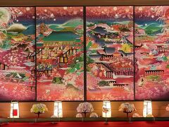 鮮やかな襖絵が現れました！

「極彩色梅匂小町絵図」
小野小町の生涯を描いた作品で
2009年に完成したものです。

京都在住の2人組のデザイナーユニット
「だるま商店」さんが手がけたのだとか。

従来のお寺さんらしからぬ色使いですが
これからはこういう作品も
少しずつ増えていくのかな？
個人的には楽しみです♪