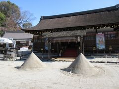 上賀茂神社の境内にある結婚式場細殿の前に立て砂があります。祭神の賀茂別雷神が最初に降臨した神山にちなんだものです。神が降りられる憑代です。鬼門や裏鬼門に砂を撒き清める風習は、この立砂信仰が起源です。清めの砂の始まりです。
