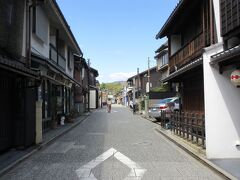 予約していたランチまで時間があったので、上七軒交差点から北野天満宮まで天満宮の表参道にあたる上七軒を歩きました。通りの両側には格子造りの飲食店や老舗の和菓子屋、漬物店などが並んでいました。店の軒先には秀吉がもてなされた団子が気に入り、茶店の許可を与えたとされる五連団子がデザインされた提灯が飾られていました。訪れた時は人通りも少なく、落ち着いた通りという印象を受けました。
