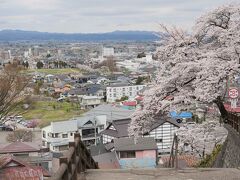 飯盛山の階段を上がった所から街を見た所です。