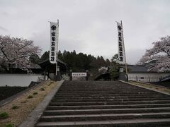 飯盛山から下りて武家屋敷にやってきました。
強風が吹いていて冬のような寒い天気です。