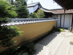 次に、500年程前に創建された龍源院を拝観しました。方丈内には日本最古の火縄銃や、家康と秀吉が対局したとされる碁盤などが展示されています。この石庭は秀吉が建てた聚楽第の基礎石を置いて造られています。
