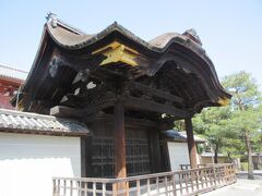 大徳寺の豪華な彫刻に飾られた唐門です。