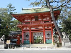 大徳寺の山内を通り、今宮神社にやってきました。994年に都で流行した疫病を鎮めるために創建された神社です。正面入口にそびえ立つ楼門は美しかったです。