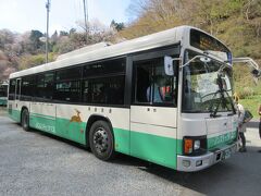 奈良交通が運行する観桜期臨時バスで、近鉄吉野駅から中千本公園まで、行きました。事前に調べたところ、1時間に2本と記載されていたので吉野駅に早めに着いたところ、何台ものバスが停まっていて、利用客が多い場合は満席になり次第随時、中千本公園まで向かってくれました。訪れた時期、上千本の桜はつぼみだったので、中千本公園から坂道を歩きながら桜を観賞しました。なお中千本から奥千本に向かう際には、中千本公園でバスを乗り換えることになります。
