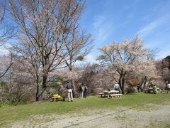 勝手神社の二又を左に入り2分ほどのところに造られた五郎平園地です。中千本エリアの中でも中央付近にあたるところで、周辺には桜が何本も植えられ、昔から花見をする人たちの酒盛り場だったそうです。現在はベンチやテーブルが設置されていて、桜に囲まれた如意輪寺や金峯山寺の蔵王堂が見渡せる、観光客の休憩場所になっています。
