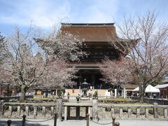 吉野山の信仰の中心の寺、金峯山寺蔵王堂です。役行者が開祖となり修験道の根本道場として栄えてきました。廃仏毀釈により仏寺に復興して、金峯山寺修験本宗の総本山として、全国から修験者、山伏の修験道の中心寺院になっています。本堂の蔵王堂に秘仏本尊の御開帳がありお参りすることができました。蔵王堂前に四本桜と銅灯籠があります。後醍醐天皇の第二皇子が北条幕府に攻めこまれた際、落城を覚悟して最後の酒宴を行った場所です。陣地の記念として後世桜が植えられました。花見をする人の多くがお参りしていました。
