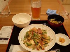3/4　福岡から那覇へ。昼食は、空港内のケンミン食堂。ゴーヤチャンプル定食とビール。