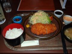 3/4　かごしま空港ホテルで夕食。2000円のホテルで使える券で、黒豚定食とレモンサワー