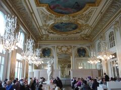 途中でオルセー美術館の中でランチをいただきました。宮殿みたいなレストランでした。