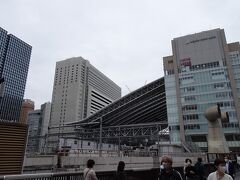 モノレールと阪急電車乗り継いで梅田駅へ
久しぶりの梅田、大阪駅周辺は激変していました。
以前のレトロ感はほとんど消滅して新しくなっていました。
丁度阪神百貨店もグランドオープンしていて、思った以上の人がいました。
・・ので・・阪神は近づくのやめときました・・また次回・・