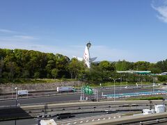 午後は万博公園へ向かいます。
梅田から御堂筋線で北上し、モノレールに乗り換え万博公園駅へ
見えてきました、太陽の塔。かなりの距離なのに大きい。