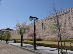到着・・カップヌードルミュージアム
インスタントラーメン発明記念館とは、もう言わないのかな?
横浜にも同じようにあるようですが、発明した場所の池田のほうが貴重な感じがします。よね。