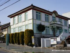 08:52　瀬戸市新世紀工芸館　
目の前の市営宮川駐車場（愛知県瀬戸市）に車を停め、瀬戸市新世紀工芸館辺りから街中散策を始めました。