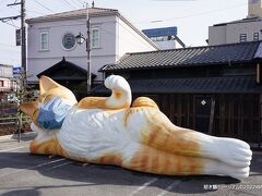 09:05　招き猫ミュージアム　愛知県瀬戸市
駐車場に置かれた巨大猫！
