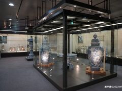 瀬戸蔵ミュージアム。
写真は地味な陶磁展示室ですが、電車や陶磁器製作所のジオラマ展示は良く出来ていました。
