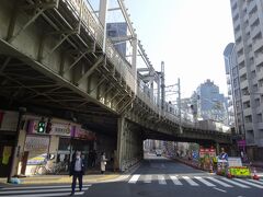 　東武浅草駅の北口をくぐり、高架下に出てきました。昭和時代そのままの無骨な高架橋の造形がたまりません。
　急カーブなので、キイキイ車輪をきしませながら通勤電車が出入りします。
