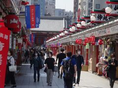 　10時過ぎにチェックアウト。仲見世はチラホラと店が開き、人通りが増え始めました。このくらいの時間帯が、ちょうど良いかもしれません。
　都営地下鉄の浅草駅まで歩き、10時22分発の、エアポート快特の一番列車に乗りました。これ以前の時間はエアポート急行になり、思いのほか時間がかかります。
