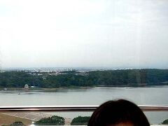 「大観覧車」からの光景です。
写っているワゴン以外は、埼玉県でありません。手前は東京都水道局が管理する人造湖・村山貯水池（通称多摩湖）です。
