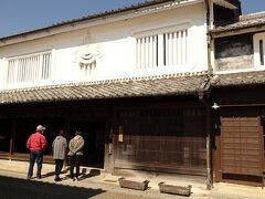 　高札場の横は関宿歴史資料館。関宿を代表する大旅籠「玉屋」の建物で、江戸の宿場の様子を再現しています。