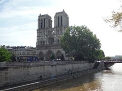 午前中はまずノートルダム大聖堂に行きました。
メトロでアンヴァリッドに行き、RERに乗り換えてSaint Michel Notre Dameまで行きます。駅を出たらすぐノートルダム寺院が見えました。
（数年後に火事になるとは・・・）