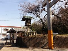 　１４：０７　行く手に東追分の鳥居と常夜灯が見えてきました。関宿の東の入口です。