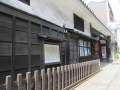 岡本家長屋門・もとは福山城郭内にあった建物で、当初は門の両側に番所がありましたが、現在は左側のみ残っています。明治に入り福山城が廃城になると城内の建物は民間に払い下げられ、この門は醸造業の岡本家に移されました。