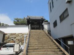 地蔵院・立派な石垣のお寺さんです。現在の地蔵院はかつて福島正則が築いた鞆城の二ノ丸跡にあたり、鞆城の廃城後に移転しています。