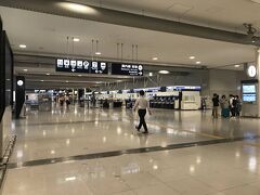 9：55　関西空港に到着。
国際空港だからね、この状況は予想してましたよ。
案内版で開店してるショップを見てみると、殆ど閉まってます。
特に飲食は2店舗しかやってない。最終日の夕食はマックだな。